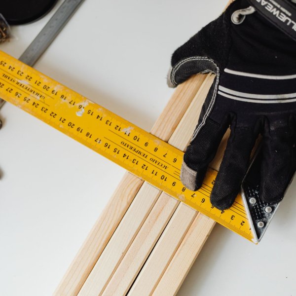 Measuring flooring plank width